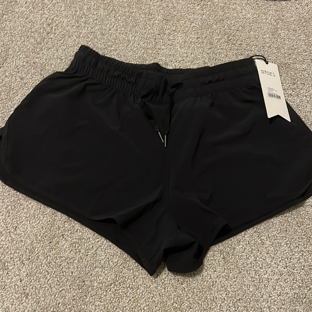 Stori challenge 2 1/2” short- black size 6 NWT